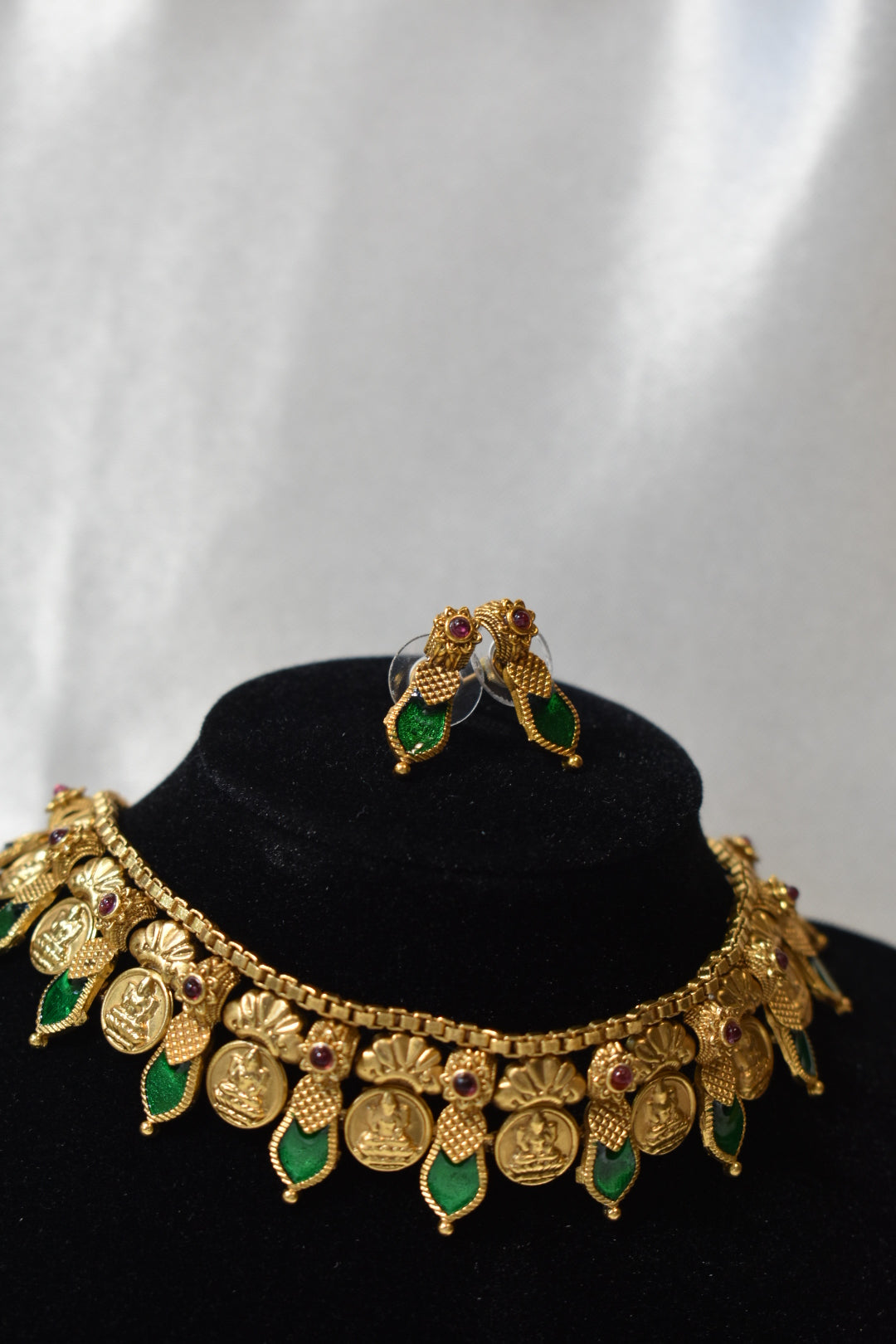 Gold Idol Choker Necklace & Earring Set
